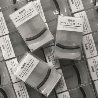Dụng cụ bấm cong mi mini tiện lợi