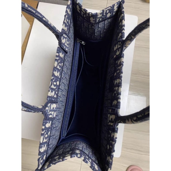 Lót/ruột túi D*or Book Tote giúp giữ form túi