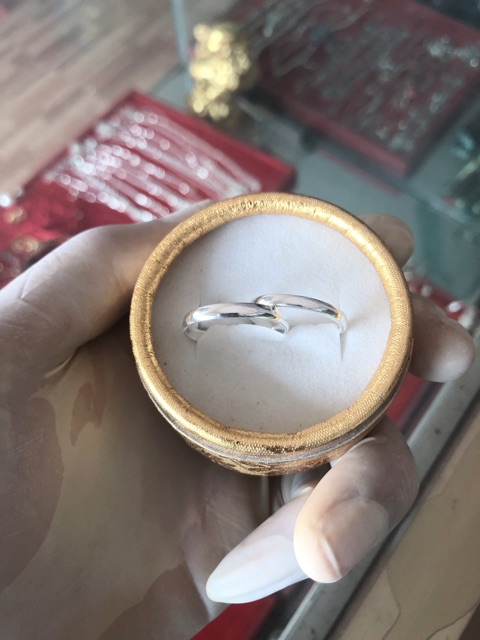 Nhẫn bạc tròn mo, cả nam và nữ đều sử dụng đẹp.