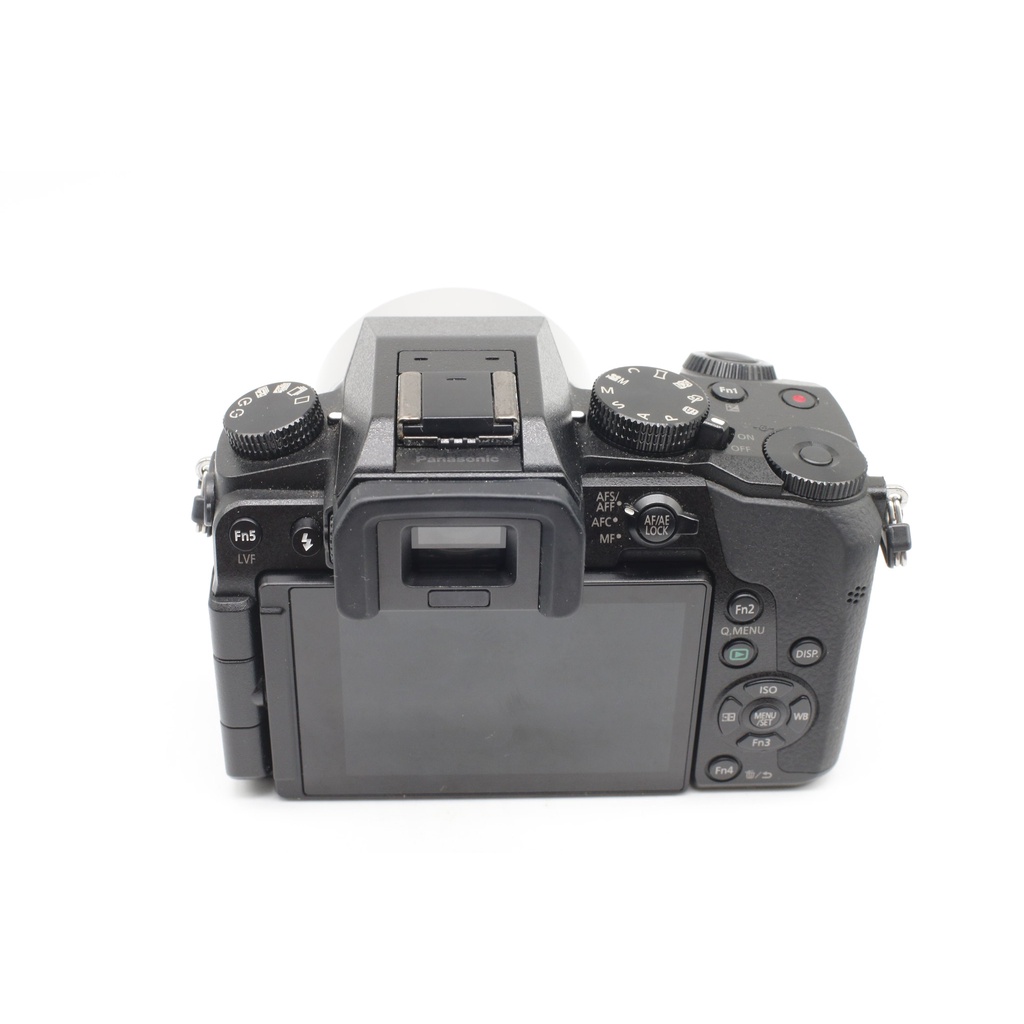 Máy ảnh Panasonic Lumix G7 và ống kính Lumix 25mm f/1.7