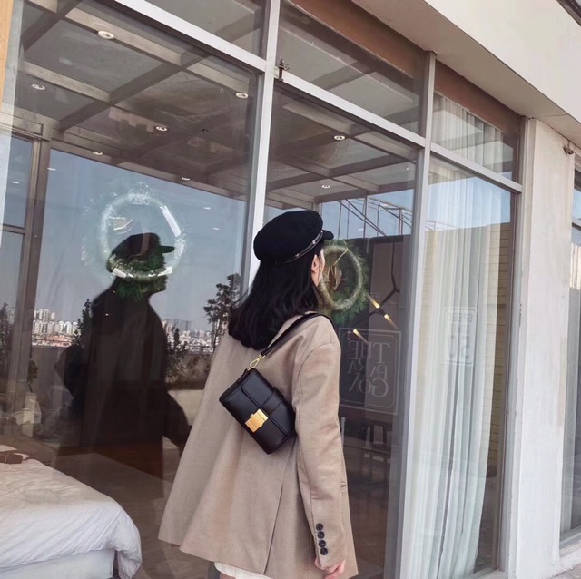 Túi Đeo Chéo Dáng Hộp Khóa Vàng Sz 18