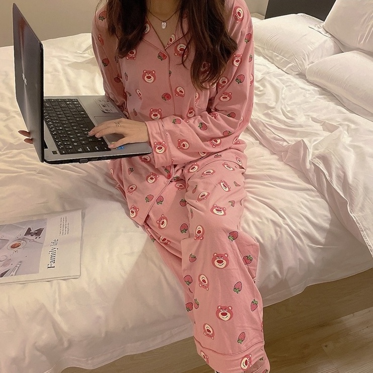 Bộ đồ ngủ hai mảnh gồm áo tay dài dáng rộng và quần in hình gấu dâu tây dễ thương phong cách Nhật Bản cho nữ | BigBuy360 - bigbuy360.vn