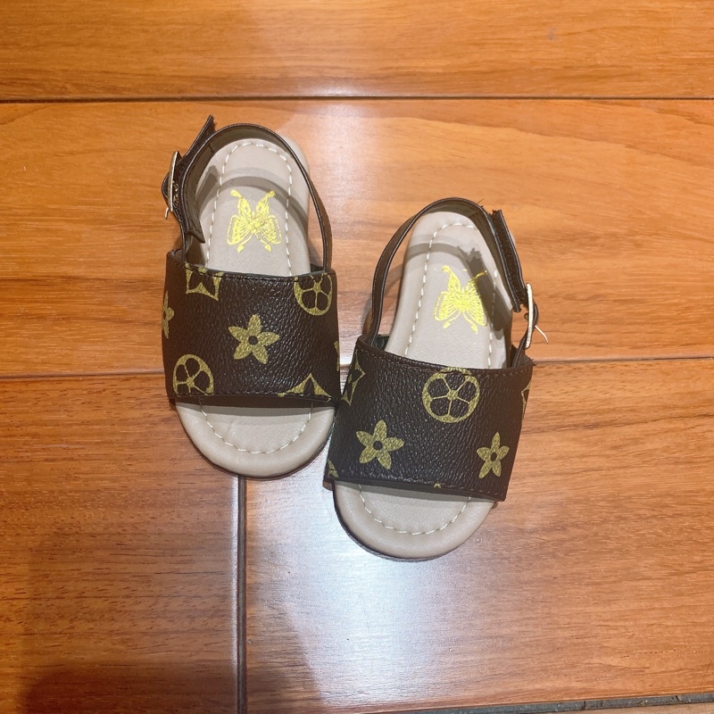 Dép sandal cho bé - Dép sandal hoạ tiết L.V chất liệu da PU cao cấp quai dán đế mềm cho bé trai bé gái 1- 5 tuổi