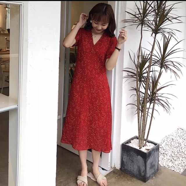 Váy đỏ chấm bi nhí