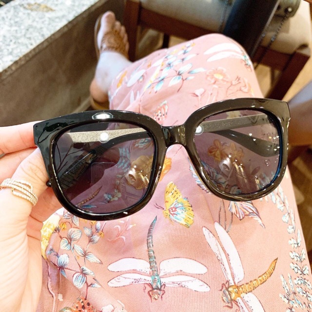 Kính V chân kim loại em về thêm rồi nha khách ơi  Kính dày dặn, form ôm, chỉ có 1 màu đen duy nhất thôi ạ .