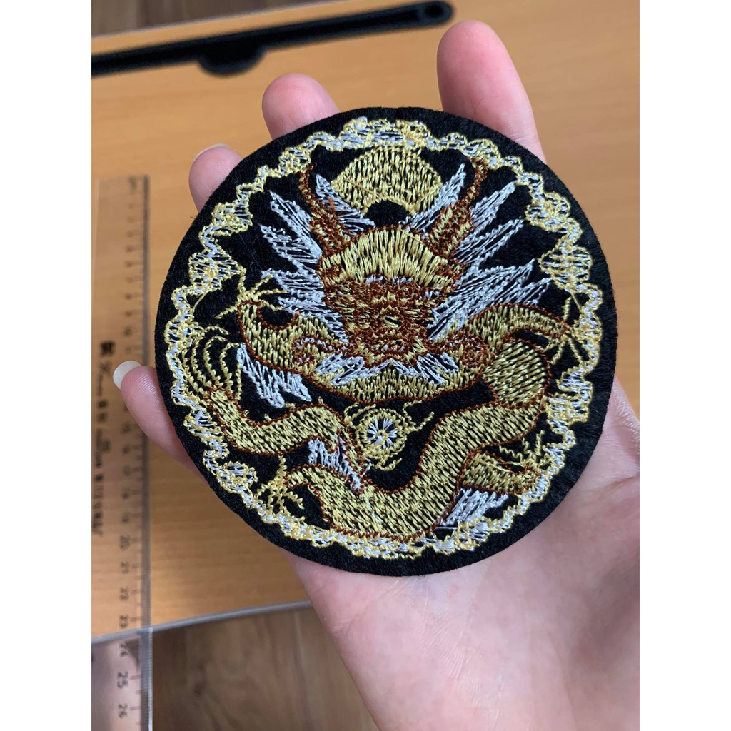 Logo thêu là ủi tròn rồng vàng nhỏ
