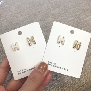 Khuyên tai Hermes chữ H trắng đính đá