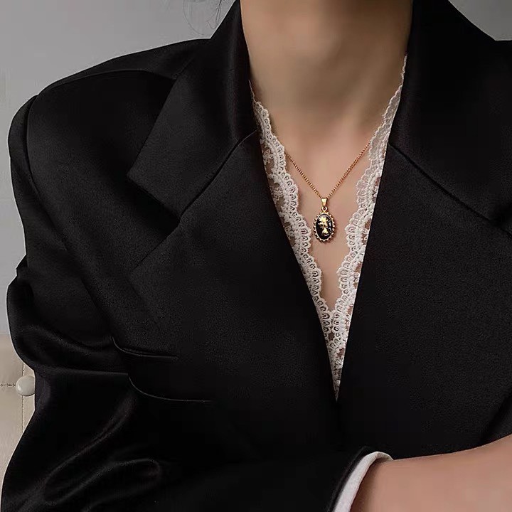 Vòng cổ thép titan mạ vàng 18k phối mặt đồng xu hình nữ hoàng Elizabeth phong cách châu Âu baroque cao cấp