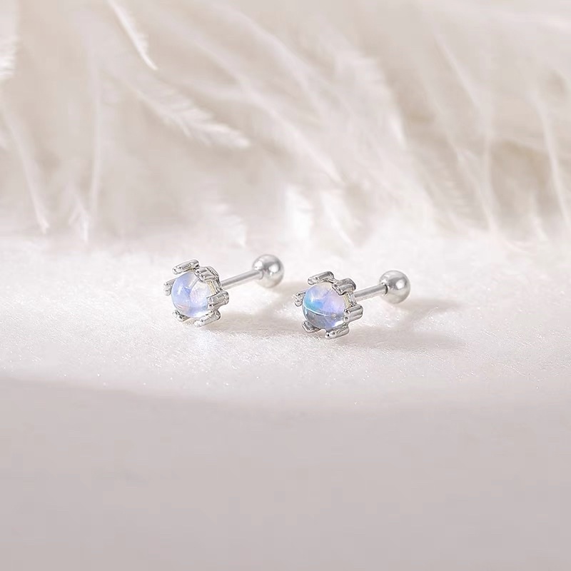 1 chiếc bông tai đá màu chốt bi