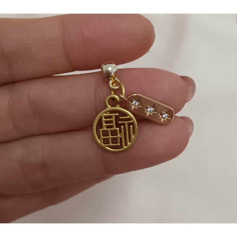 Charm ống lùa chặn hạt xâu vòng cao cấp hình thẻ bài đồng tâm chữ phíc bình an may mắn không đen không bay màu