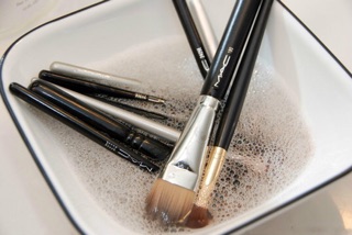 Nước rửa cọ M.A.C Brush Cleanser 235ml