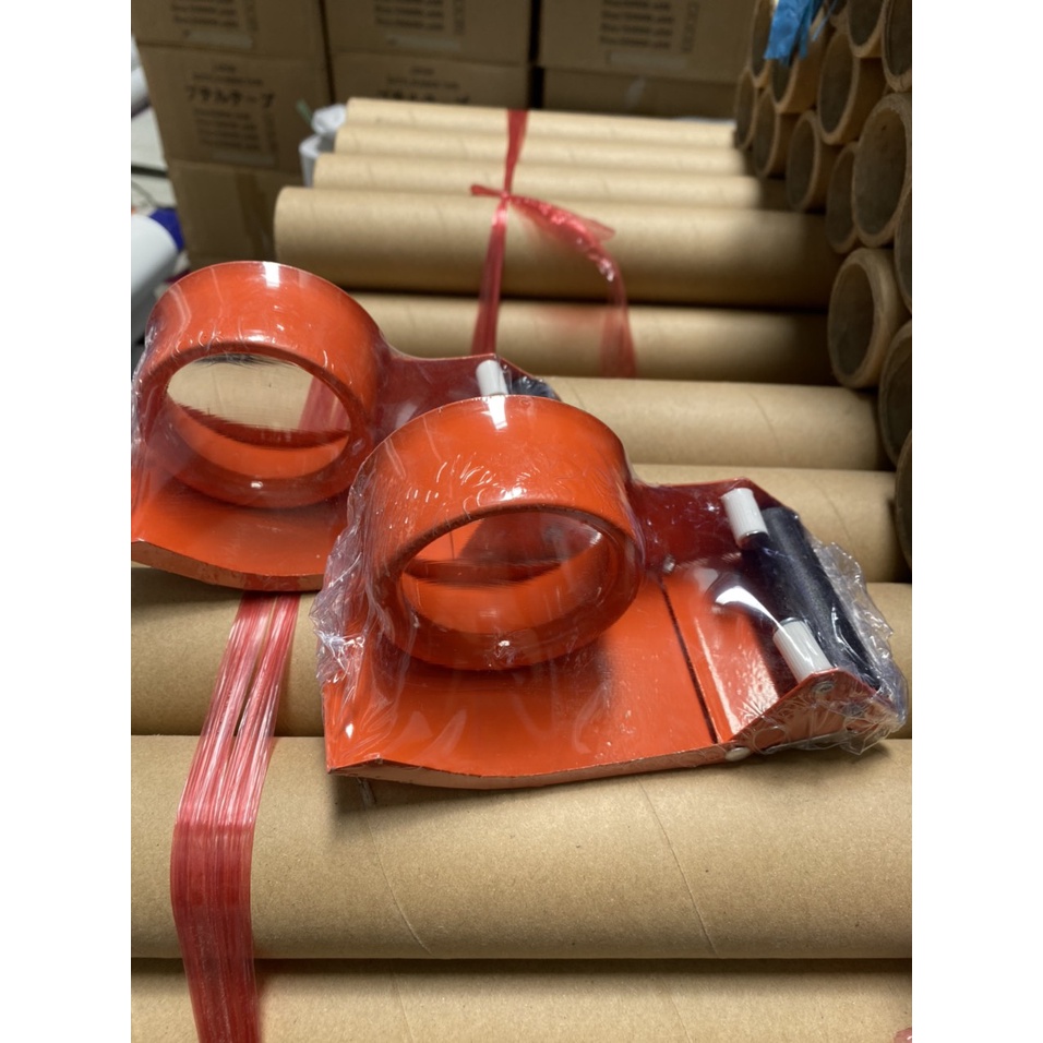 Dụng cụ cắt keo bằng nhựa 5cm- 100y sử dụng nhẹ tay rất tiện lợi.