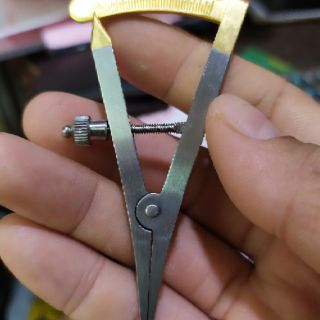 Compa cán vàng trong bộ nhấn mí