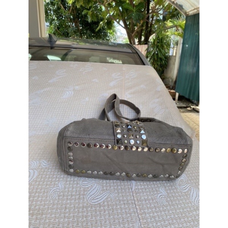 Túi chuẩn si. Túi qua sử dụng. Khách vui lòng xem hình nếu muốn biết thêm thông tin sản phẩm mời khách vô chat. Thanks .