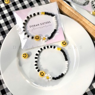 Vòng tay hạt cườm trắng đen Unisex mặt cười kết hợp với hoa cúc Daisy cá tính \handmade by Doran Sisters\