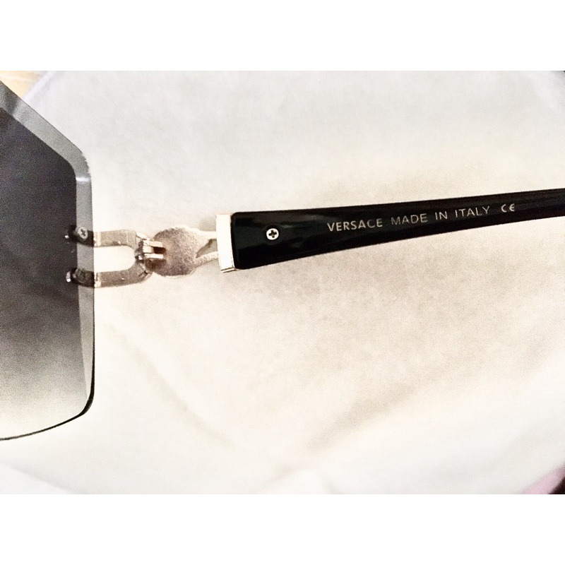 Mắt kính mát logo Versace