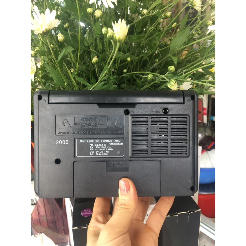 Đài radio FM Sony SW 999 có khe cắm thẻ nhớ USB