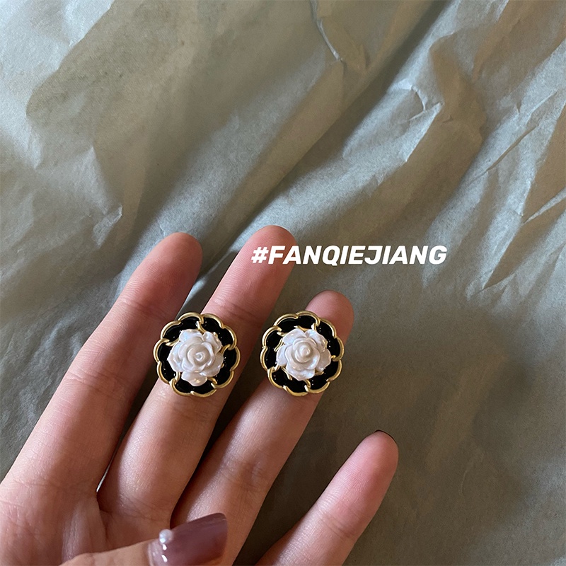 Bông tai hoa hồng phối dây xích thời trang cổ điển