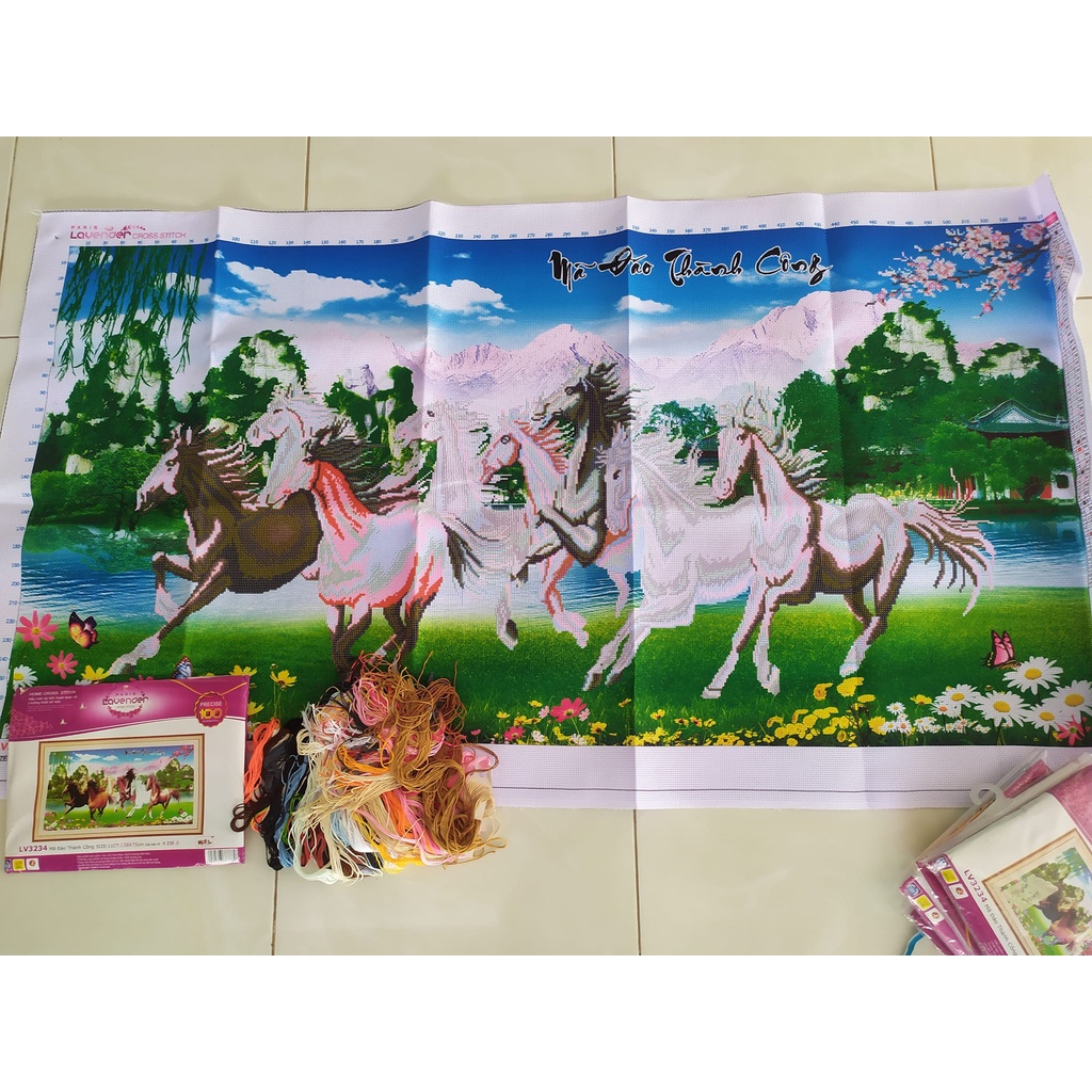 Tranh thêu chữ thập ngựa Mã đáo thành công KT:138x75cm, Tranh chưa thêu.Tặng kéo và xỏ chỉ.