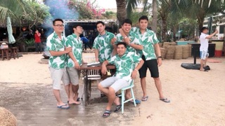 Sơ mi lá đũi hawaii