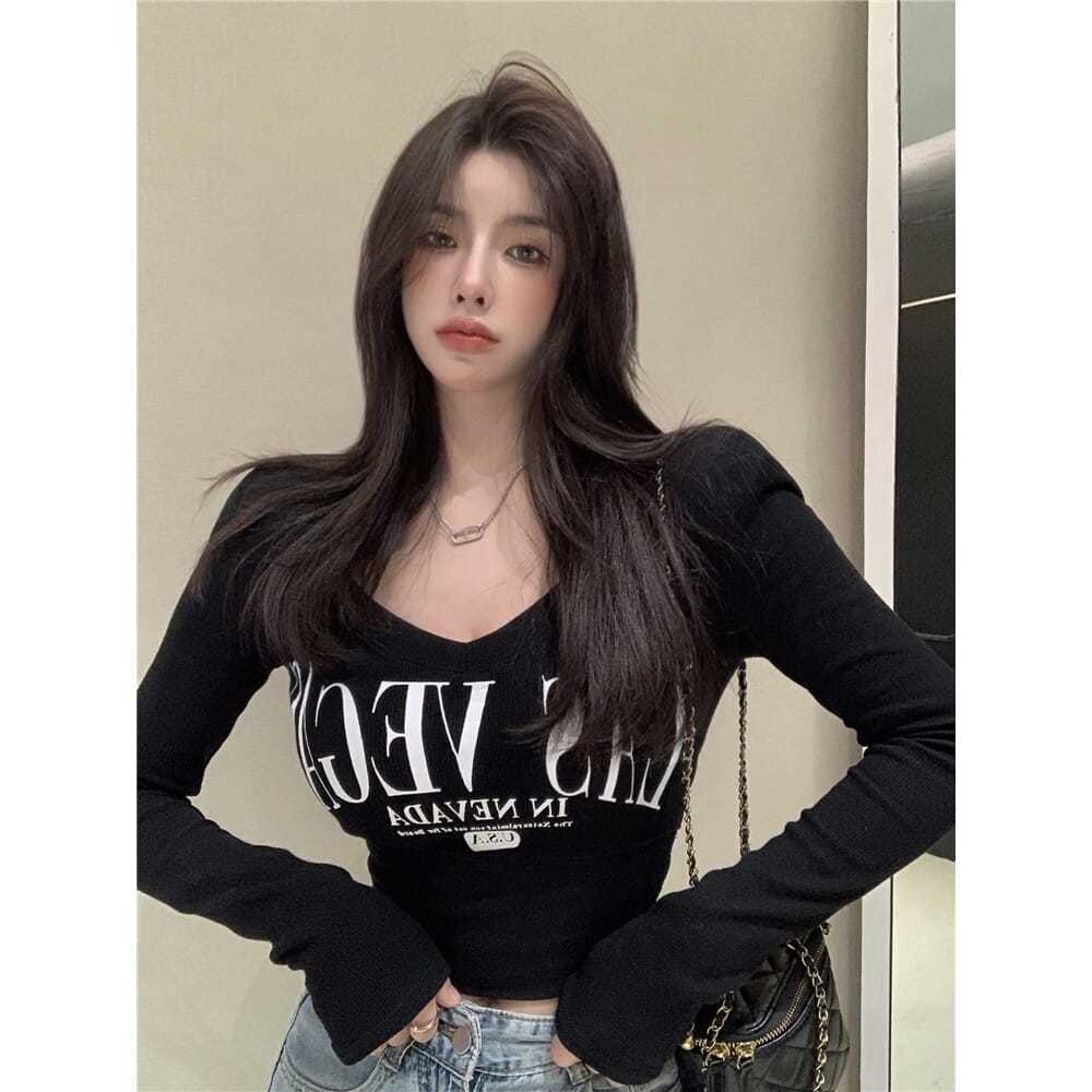 Áo thun dài tay in chữ nữ mùa thu 2021 mới cổ chữ V crop top