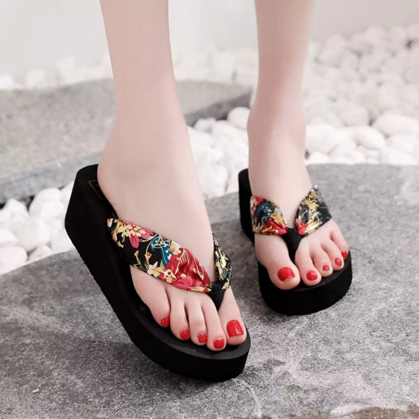 Dép kẹp đế xuồng quai họa tiết-Dép nữ cao 5cm màu đen họa tiết-NA003