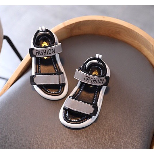 Sandal trẻ em mẫu mới FASHION quai dán gắn chữ R nổi bật XL34