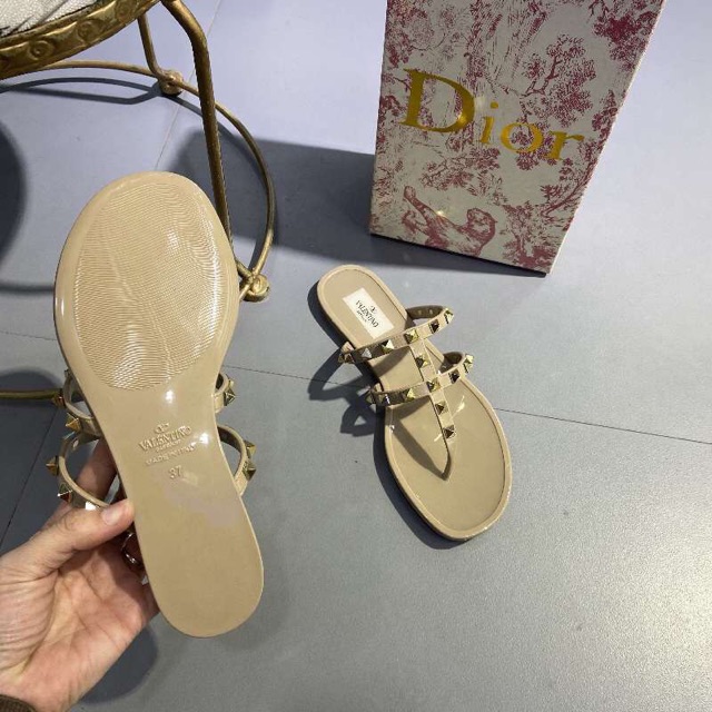 <3 Sale Hot | Trợ Giá | Dép kẹp valentino tán đinh fullbox . . Tháng 7 👡 . ! . * . HOT : RT ' .