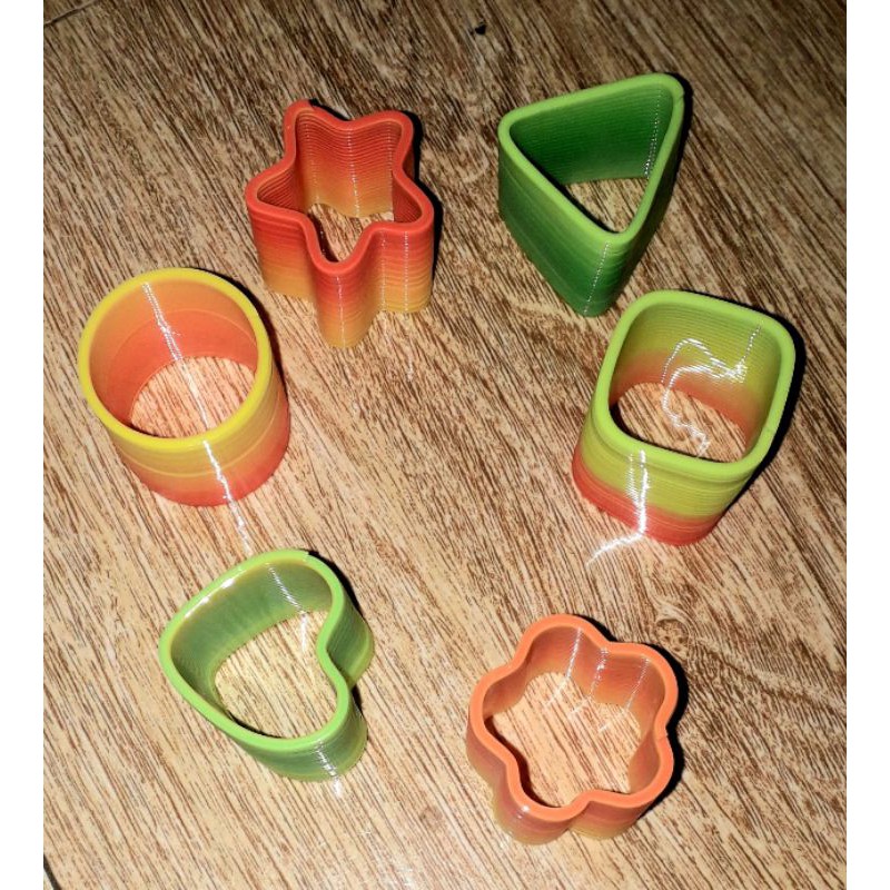 Một cái cầu vòng lò xo nhiều màu sắc loại 40mm bằng nhựa rất đẹp