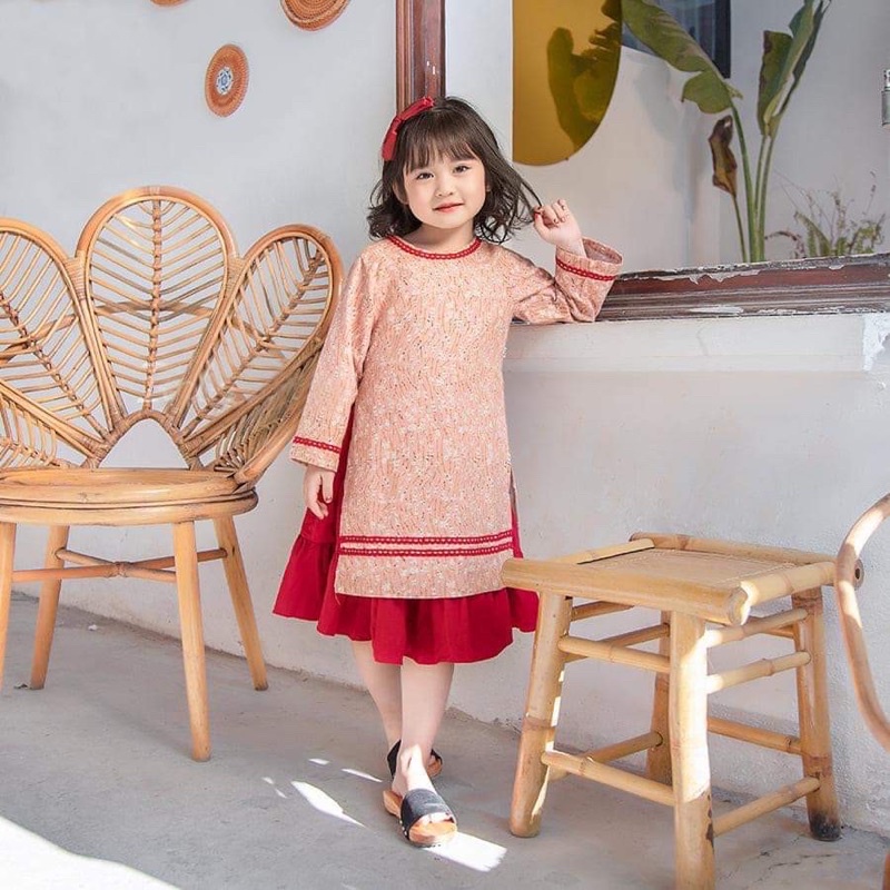 Áo Dài Tết cách tân hoa nhí màu đỏ mặc Tết, phối chân váy rời dễ thương cho bé