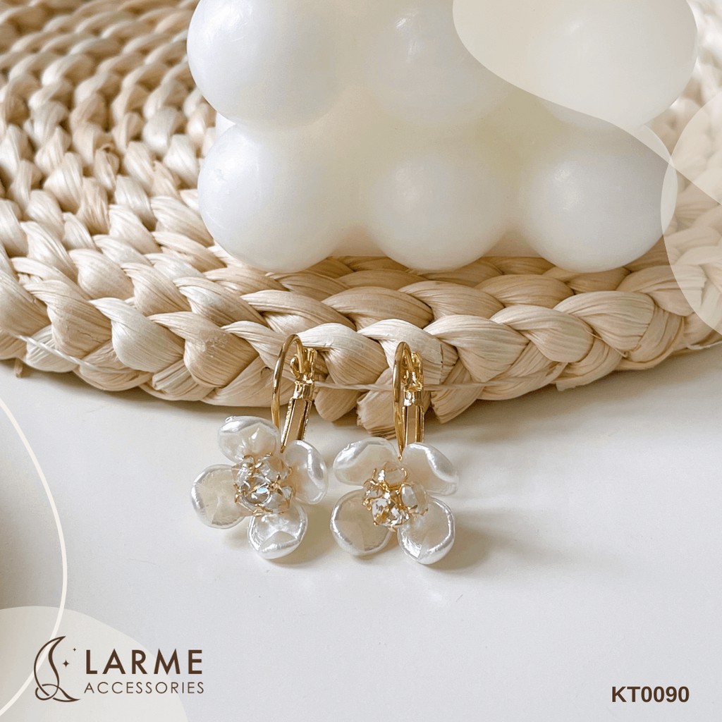 Khuyên tai, bông tai nữ nhẹ nhàng hoạ tiết bông mai trắng Larme Accessories - KT0090