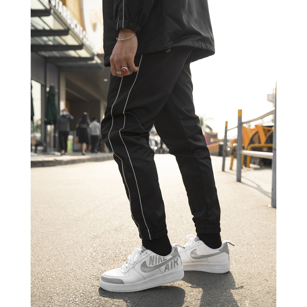 Quần Dù Memories Có Viền Phản Quang Lưng Thun Chất Liệu Polyester Form Unisex Màu Đen