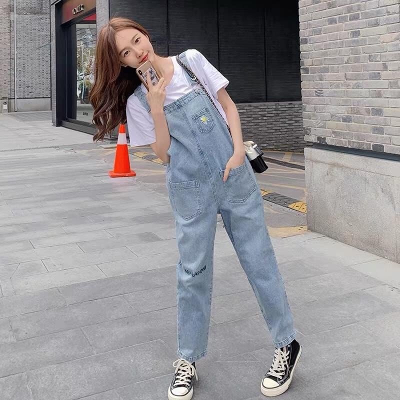 [FREESHIP_50K] Quần yếm jean phối túi ngực họa tiết hoa cúc cực cá tính William - AT48