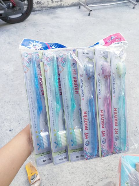 Lố 12 bàn chải đánh răng Mỹ Nguyên cán trong