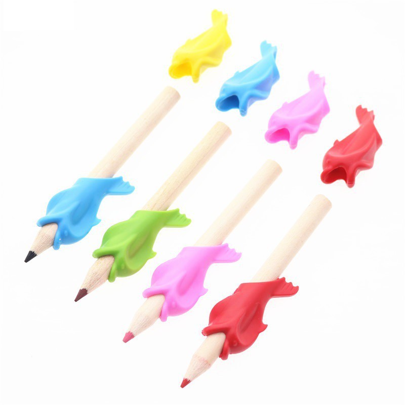 Đệm Bút Cá Heo Thông Minh 1K - Đệm Bút Tập Viết hình cá heo hỗ trợ giúp đỡ các con cầm bút tập viết dễ dàng hơn