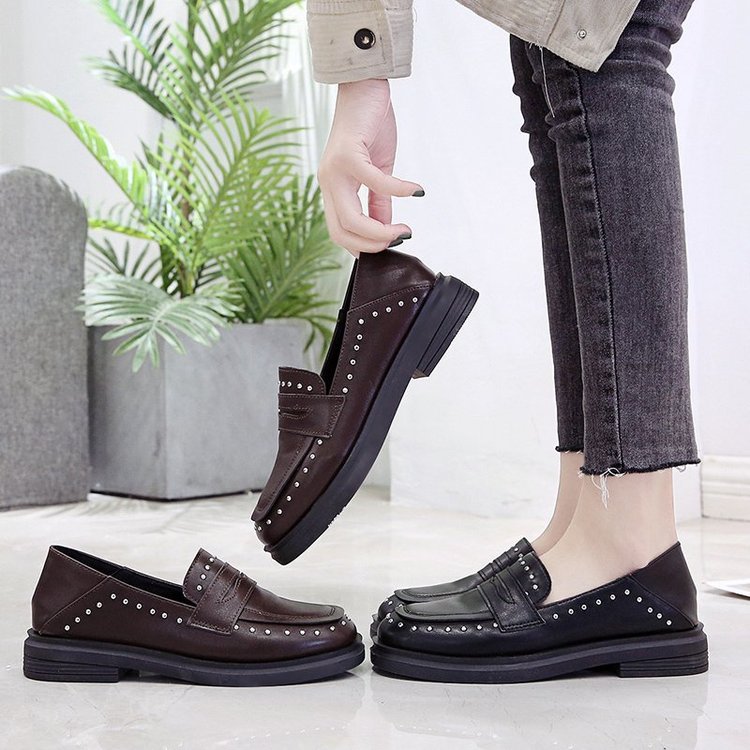 Giày Lười Đế Bằng Đính Đinh Tán Cá Tính Trẻ Trung