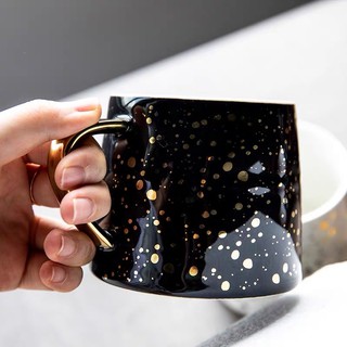 Cốc sứ hoạ tiết chấm bi vàng (kèm nắp và thìa)