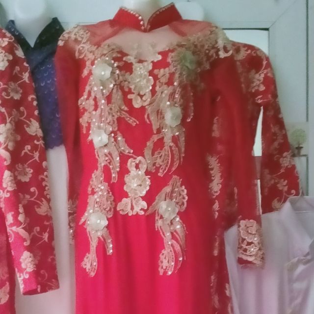 Áo dài thêu bốn tà đính đá