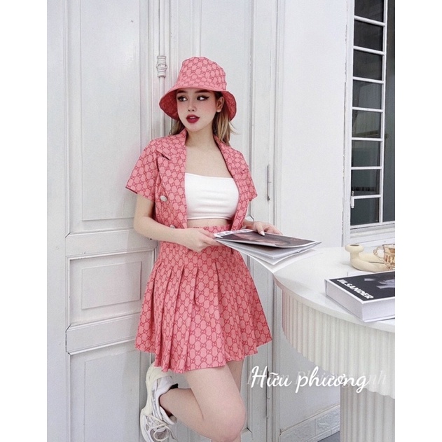 Set áo vest + chân váy xếp ly kèm mũ