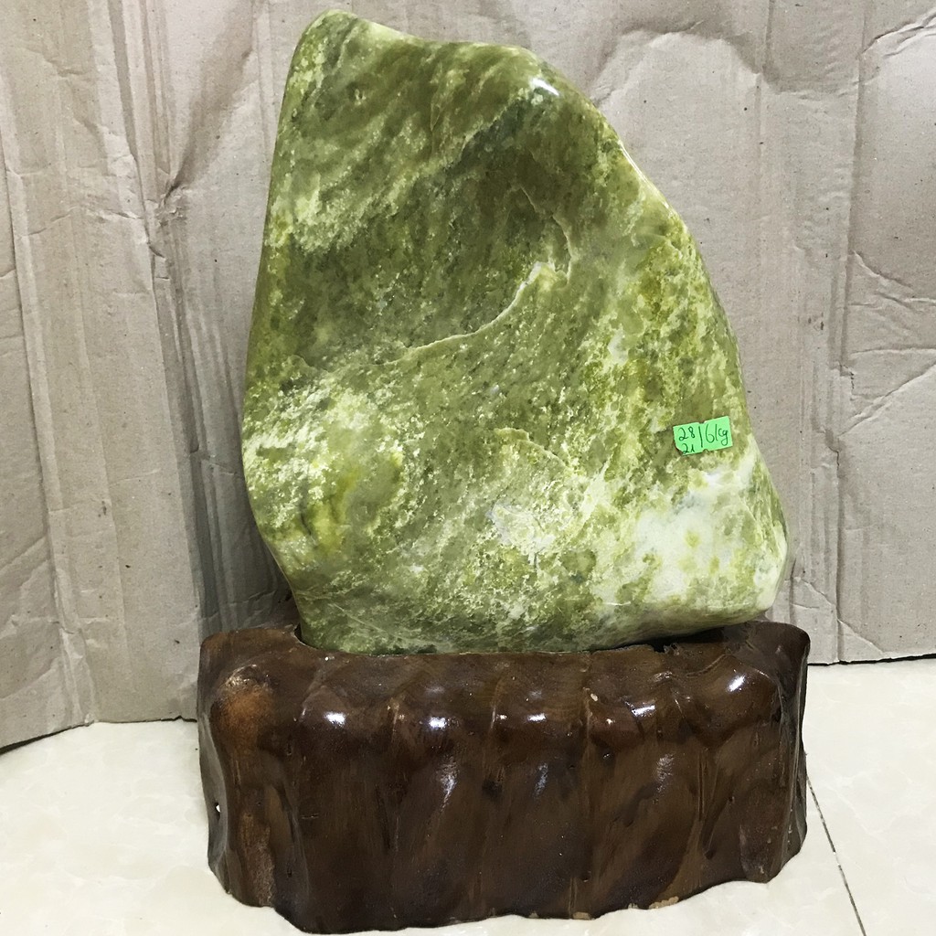 Cây đá phong thủy màu xanh lá nặng 8 kg, cao hơn 30 cm