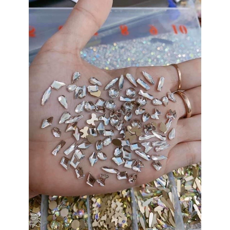 Đá khối chân bằng màu trắng mix size 100 viên,