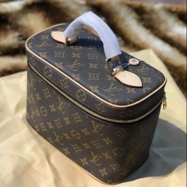 LV cốp trang điểm 
- Hàng super chất da cực xịn, mềm và mướt lắm
- Tinh tế từng đường kim mũi chỉ 
- Giá hạ nhiệt | BigBuy360 - bigbuy360.vn