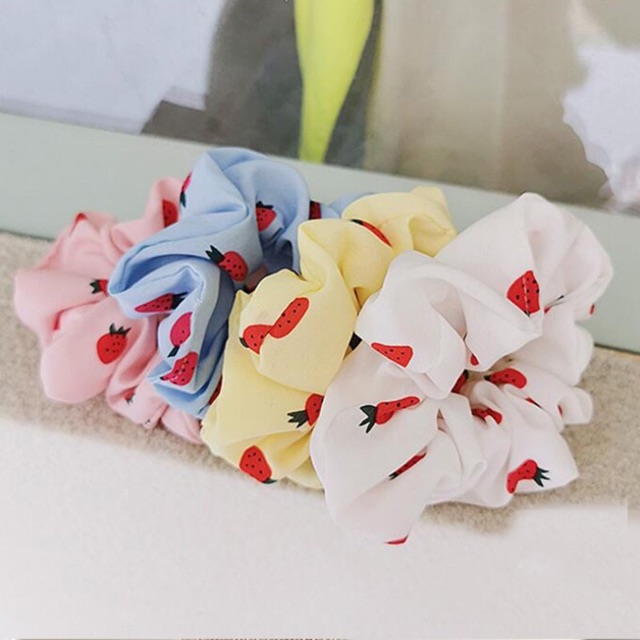 Chun cột tóc scrunchie trái dâu tây