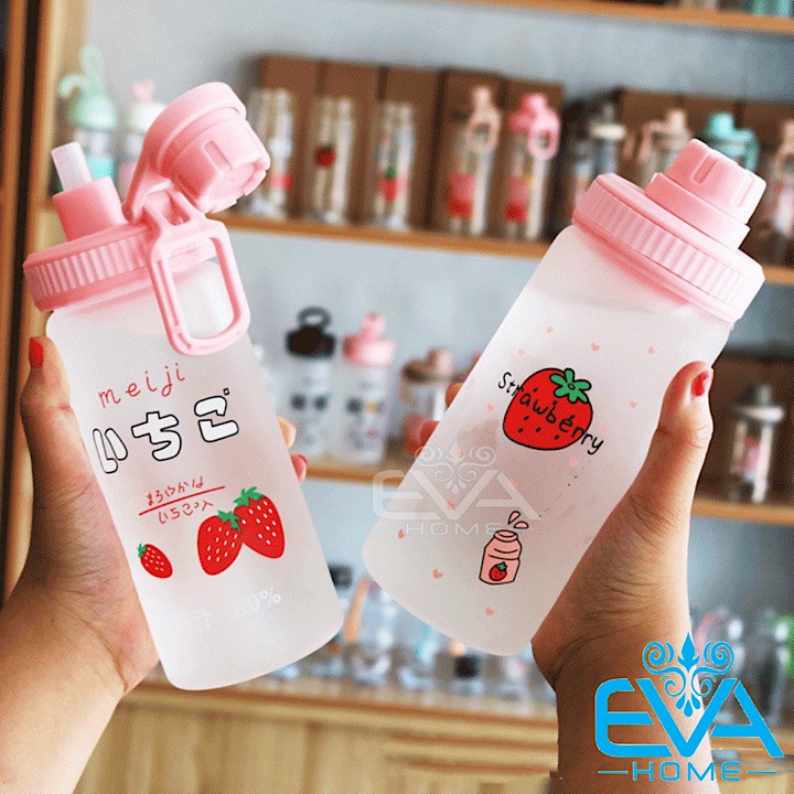 Bình Đựng Nước Thuỷ Tinh Mờ Nắp Bật Có Quai Cầm Dâu Tây Strawberry 500 Ml Tặng Kèm Ống Hút Tiện Lợi M2510