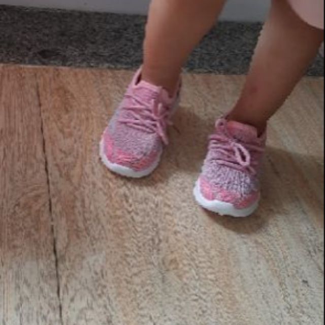Giày thể thao bé gái 2 tuổi.