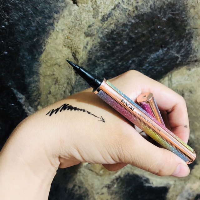 Kẻ mắt chống thấm nước Kim tuyến cho đôi mắt sắc sảo cá tính | BigBuy360 - bigbuy360.vn