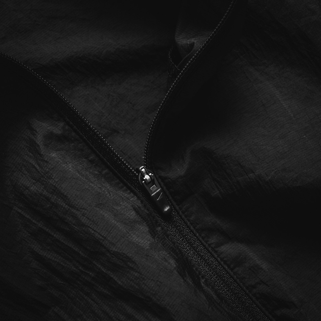 Áo khoác gió thể thao có mũ màu đen