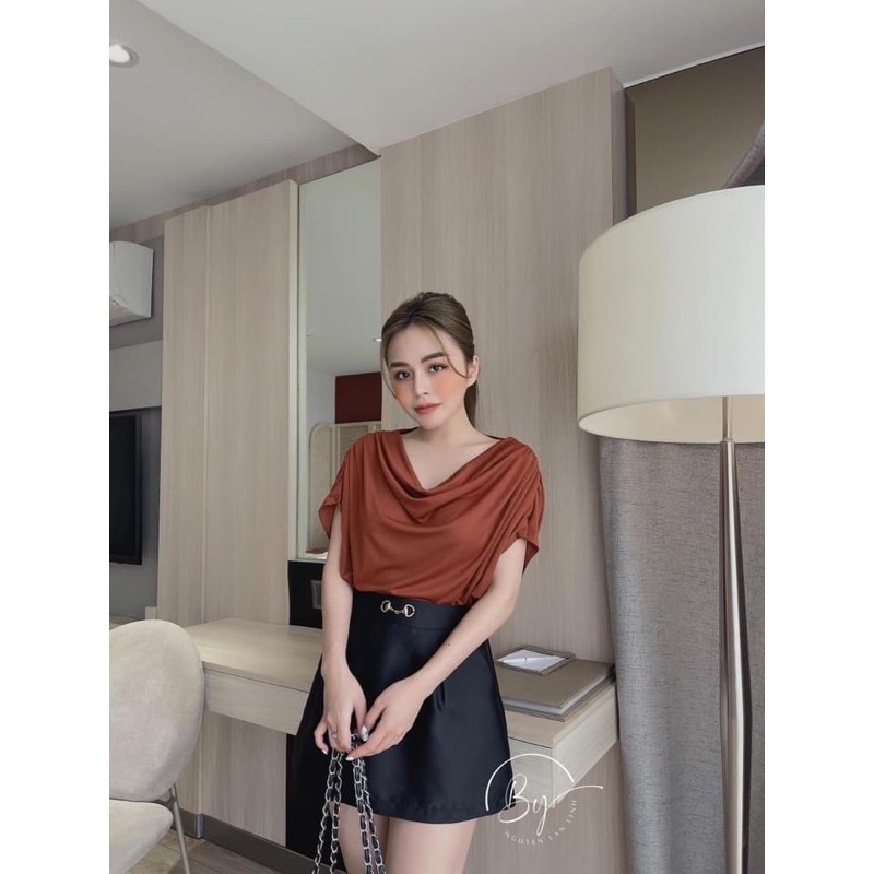 áo cổ đổ và chân váy tarta
