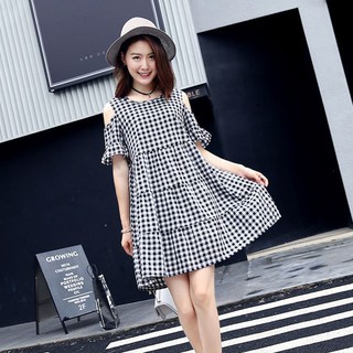 Váy kẻ hở vai 4 tầng