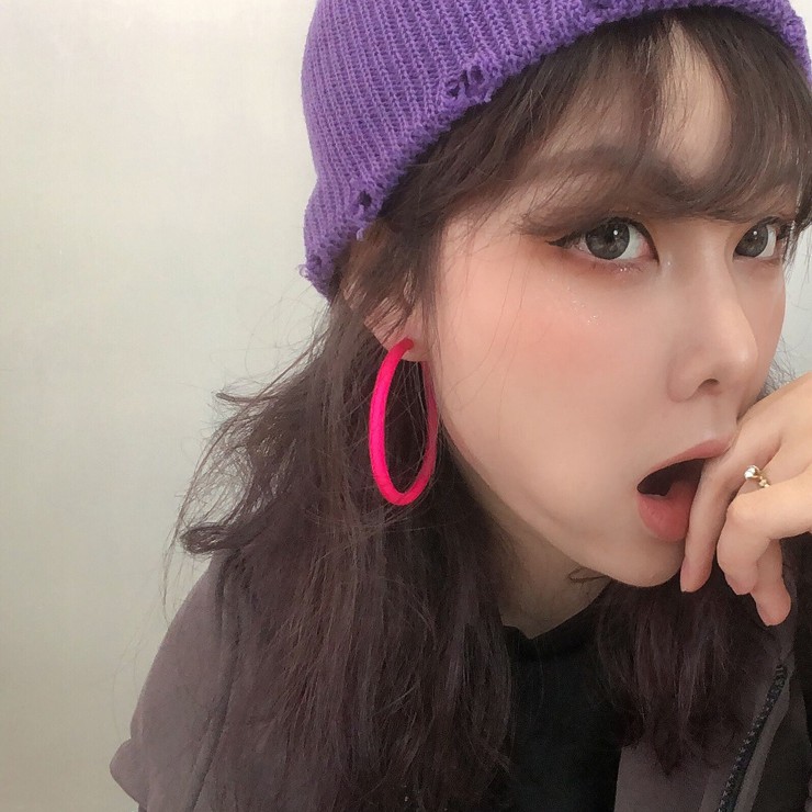 Khuyên Tai Hình Tròn Lớn Màu Sắc Dạ Quang Phong Cách Âu Mỹ Phổ Biến Dành Cho Bạn Gái